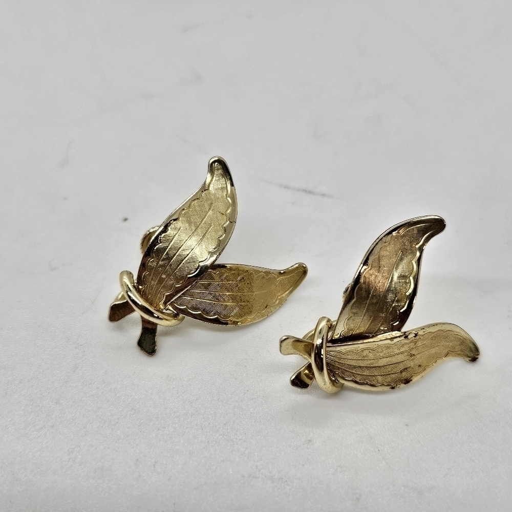 Coro gold tone screwback leaf earrings